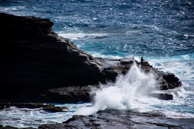 Foto vista ad alto angolo delle onde che schizzano sulle rocce