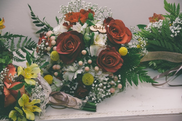 Photo high angle view of wedding bouquet on table