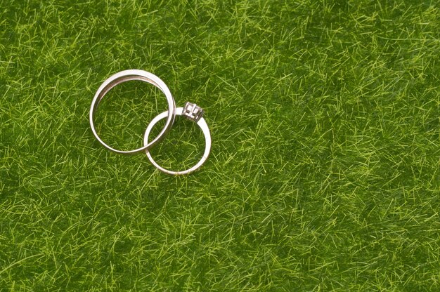 Photo high angle view of wedding rings on grass