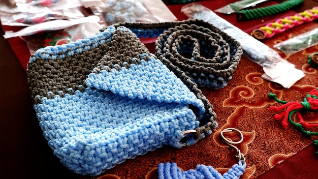 Photo high angle view of wedding rings on jute