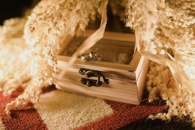 Photo high angle view of wedding rings