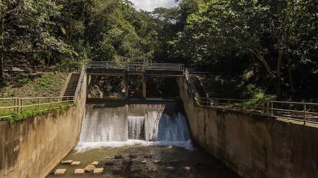 Vista dell'angolo alto di weirs sul piccolo fiume in tailandia