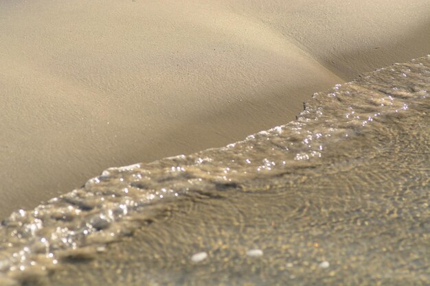 Foto vista ad alto angolo della sabbia bagnata sulla spiaggia