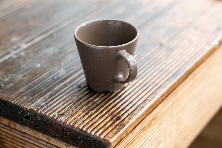 Photo テーブル上の湿ったお茶のカップの高角度のビュー