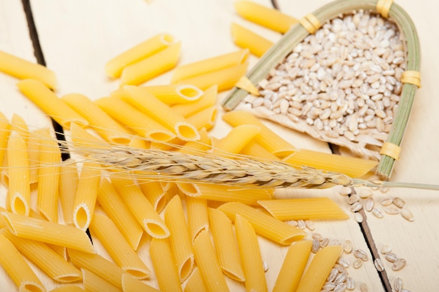 Photo high angle view of wheat and pasta on table