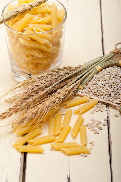 Foto vista ad alta angolazione del grano e della pasta sul tavolo