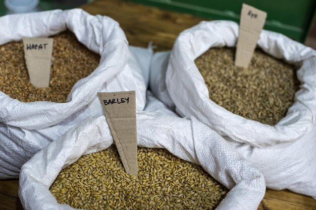 Foto vista ad alto angolo del grano in vendita alla bancarella del mercato