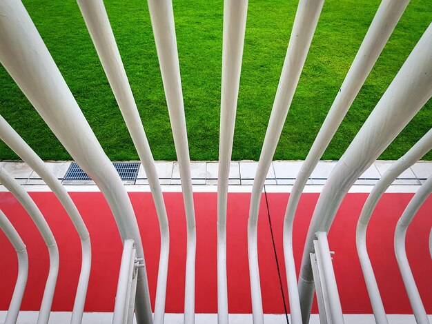 Foto veduta dall'alto di tubi bianchi curvi wall over red road e green lawn