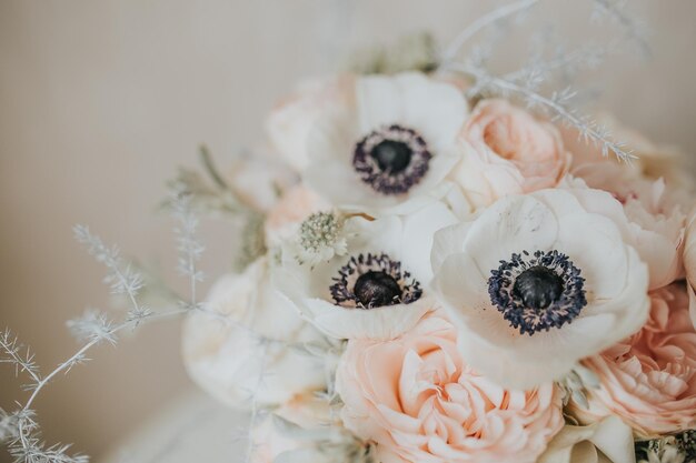 Photo high angle view of white roses on table