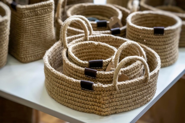 Photo high angle view of wicker basket on table