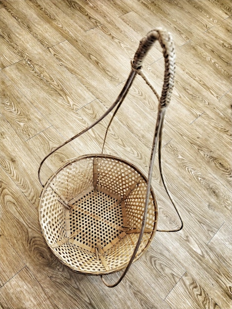 Photo high angle view of wicker basket on table