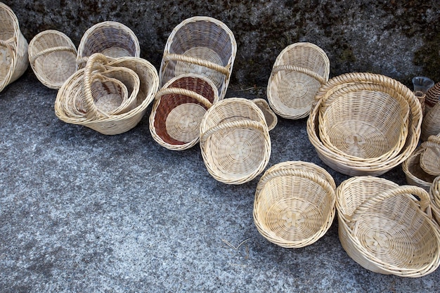 Photo high angle view of wicker baskets on footpath