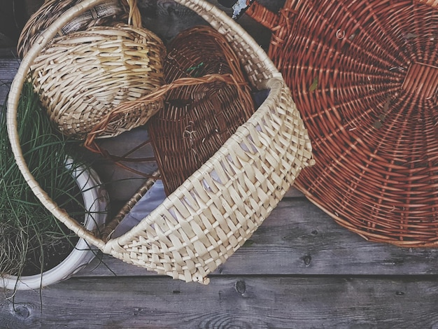 Photo high angle view of wicker baskets on wooden table