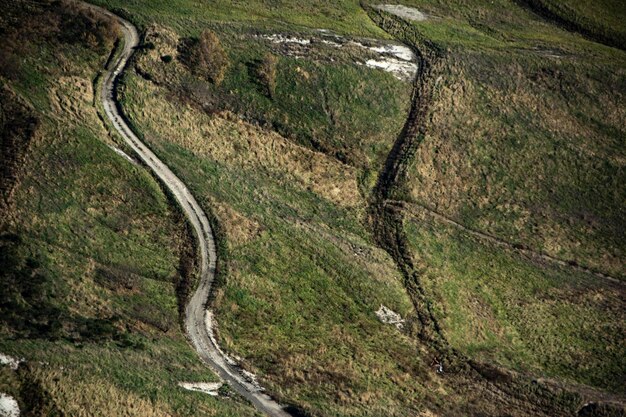 Foto vista ad alto angolo della strada tortuosa su terra