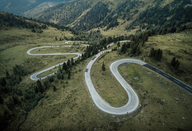 Foto vista ad alto angolo della strada tortuosa sulla montagna