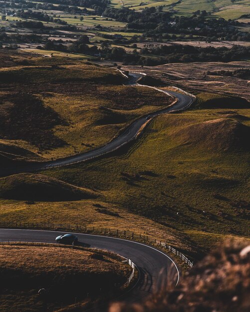 Foto vista ad alto angolo della strada tortuosa