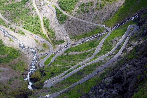 Foto vista ad alto angolo della strada tortuosa