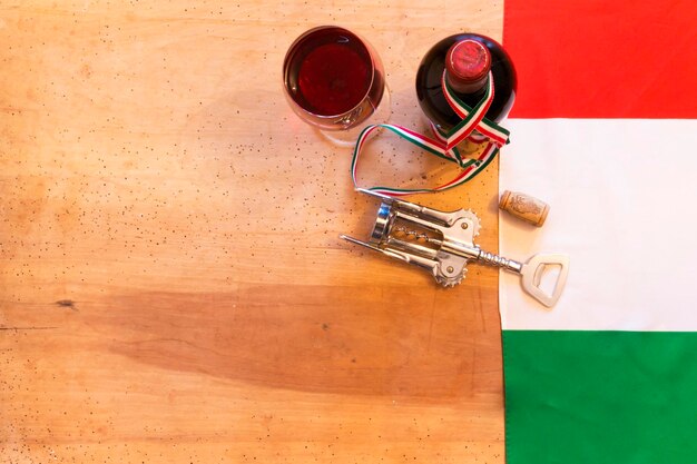 Foto vista ad alta angolazione del vino in bicchiere sul tavolo