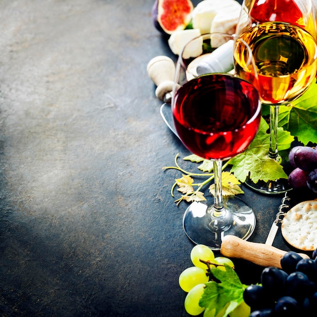 Foto vista ad alto angolo dei bicchieri da vino sul tavolo