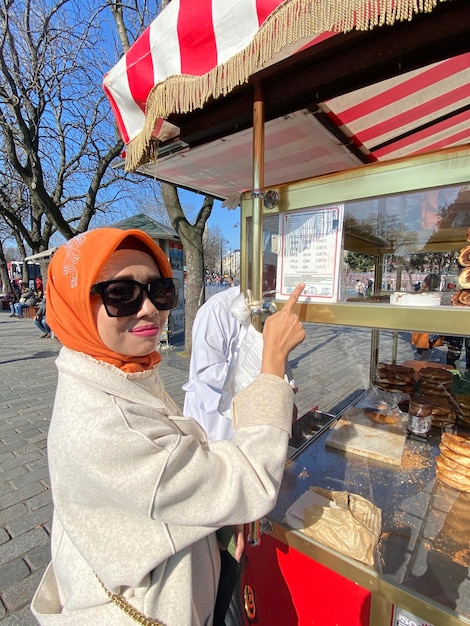 Foto vista ad alto angolo di una donna che compra un pane in strada come concetto di viaggio