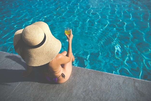 Photo high angle view of woman by swimming pool