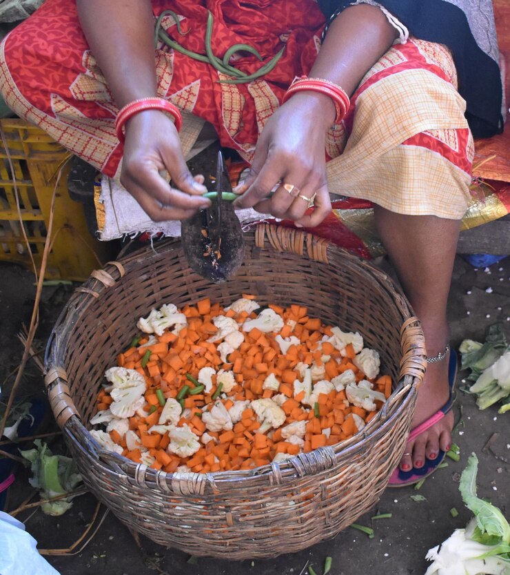 फोटो high angle view of woman cutting vegetable