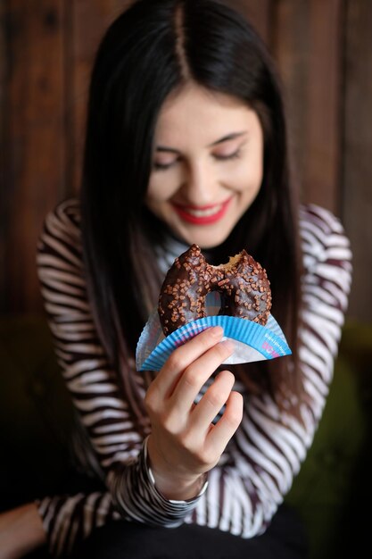 Photo high angle view of woman eating donut