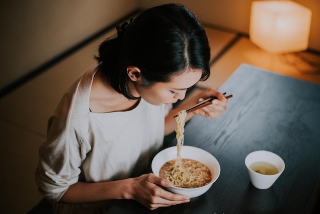 Photo high angle view of woman eating food at restaurant