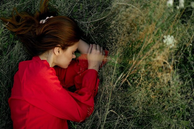 Foto vista ad alta angolazione della donna sul campo