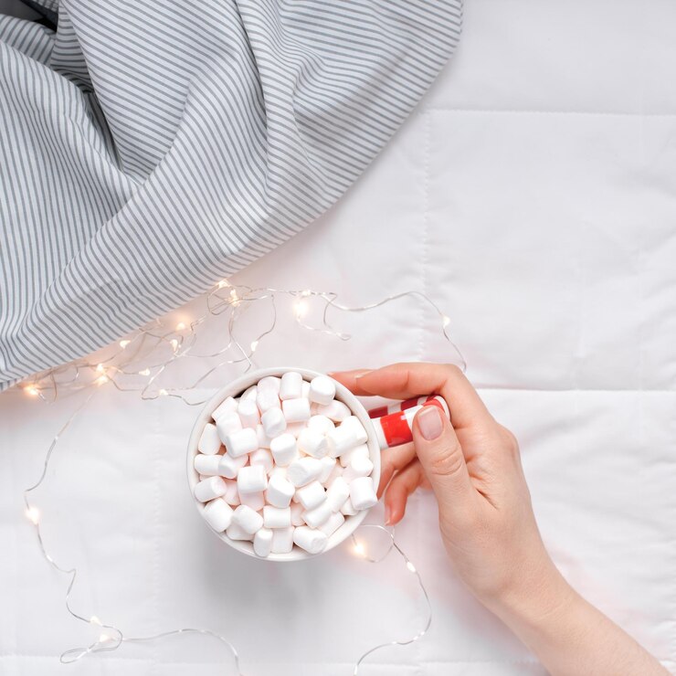 Photo high angle view of woman hand holding white