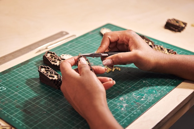 Photo high angle view of woman hand on table