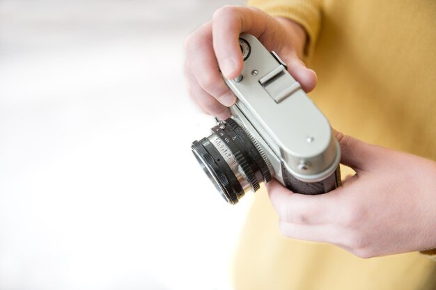 Foto vista ad alta angolazione di una donna che tiene in mano la telecamera