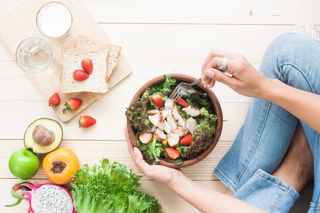 Photo high angle view of woman holding fruit on cutting board