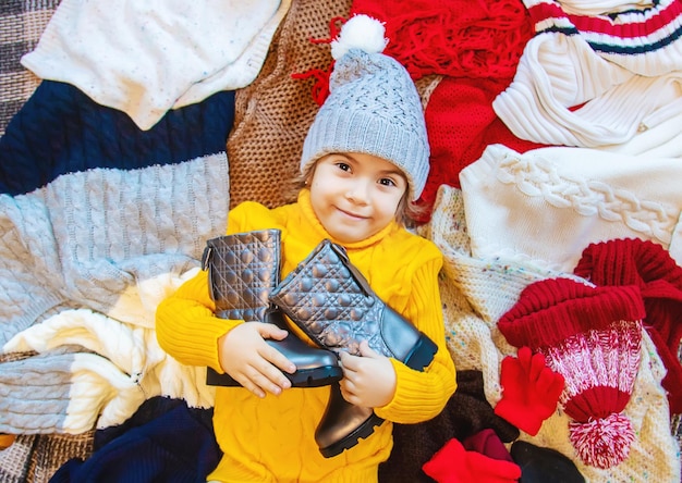 Foto vista ad alta angolazione di una donna che tiene un regalo