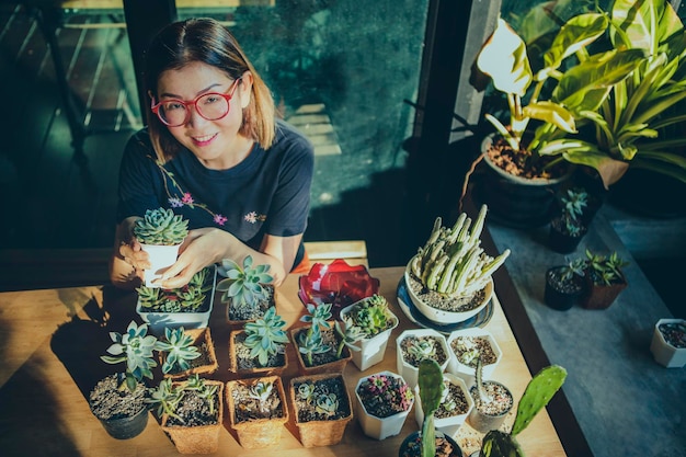 鉢の植物を握っている女性の高角度の写真