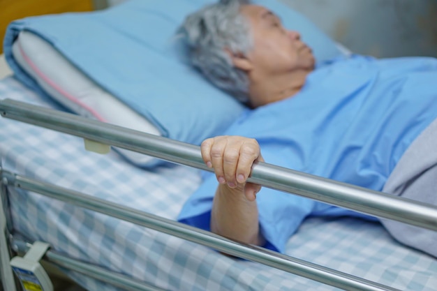 Photo high angle view of woman lying on bed in hospital