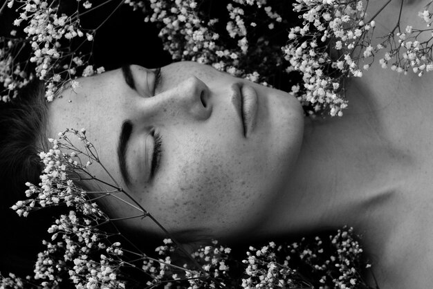 Photo high angle view of woman lying down amidst plants