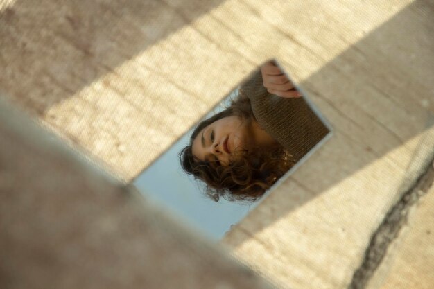 Foto vista ad alto angolo di una donna sdraiata sulla piscina