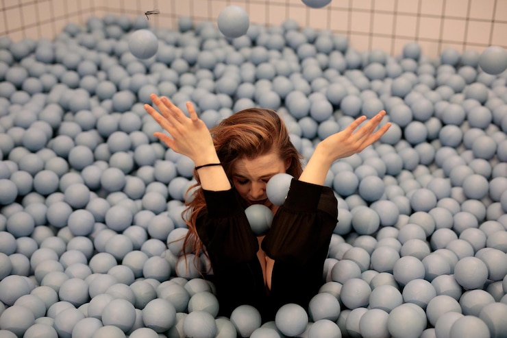 Photo high angle view of woman playing with ball
