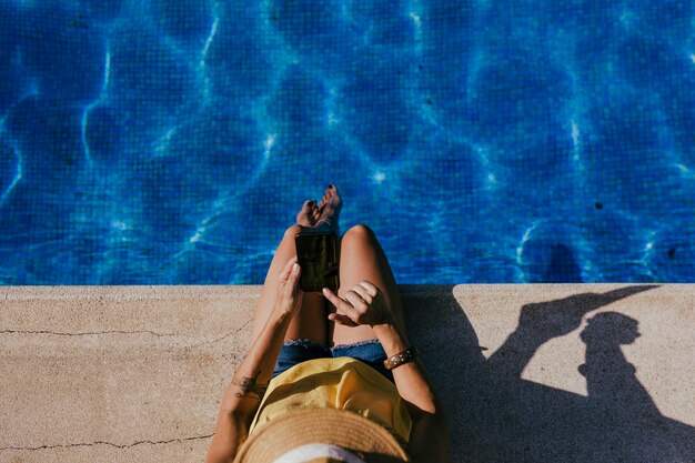 Photo high angle view of woman on poolside