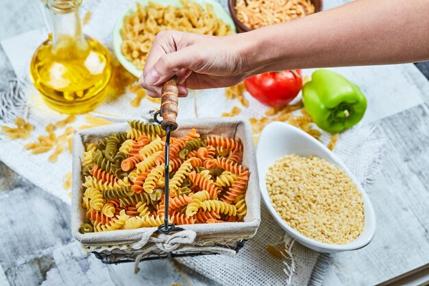 Foto vista ad alta angolazione di una donna che prepara il cibo sul tavolo