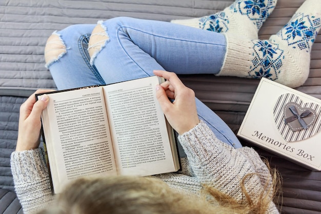 Photo high angle view of woman reading book