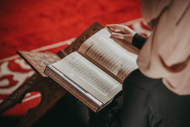 Высокоугольный вид женщины, читающей книгу