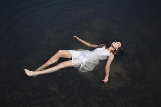 Photo high angle view of woman relaxing in sea