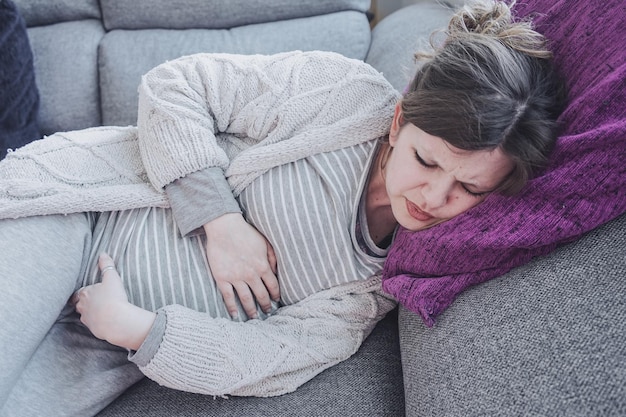 Photo high angle view of woman relaxing on sofa at home