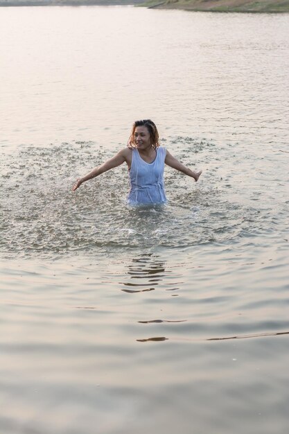 Photo high angle view of woman in sea