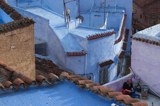 Foto vista ad alto angolo di una donna seduta sulla terrazza dell'edificio