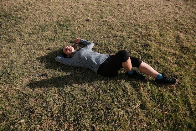 Photo high angle view of woman sitting on grassy field