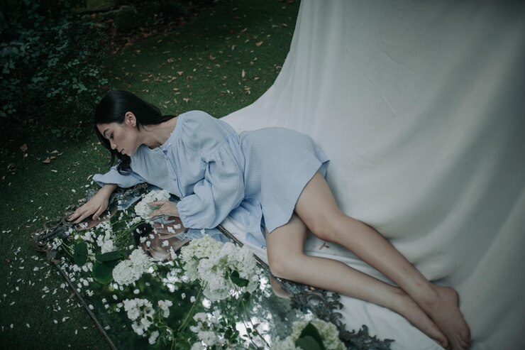 Photo 坐在植物上的女人的高角度视角