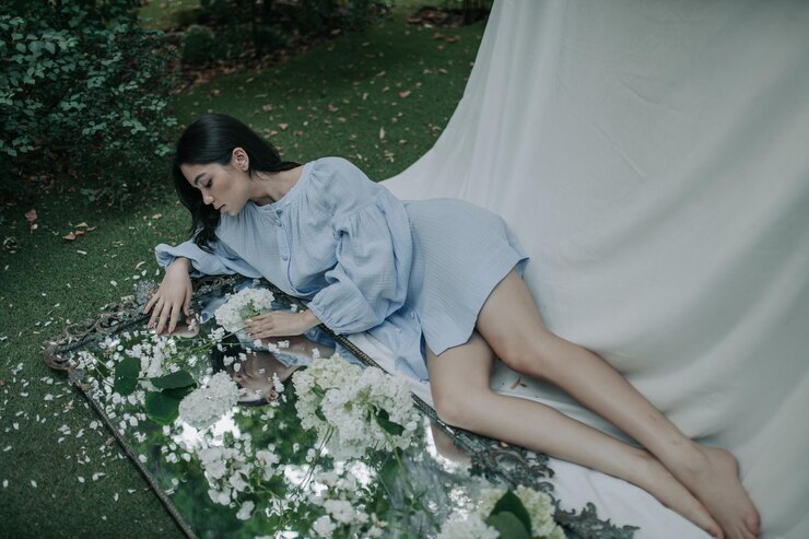 Photo 坐在植物上的女人的高角度视角
